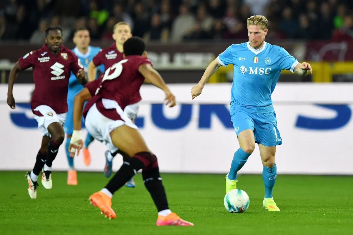 Kevin De Bruyne cầm bóng cho Napoli tại Serie A, biểu tượng sáng tạo giữa áp lực lịch thi đấu dày đặc