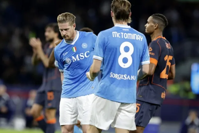 Kevin De Bruyne ôm đùi sau pha vào bóng, chấn thương cơ đùi phải khiến Napoli lo lắng