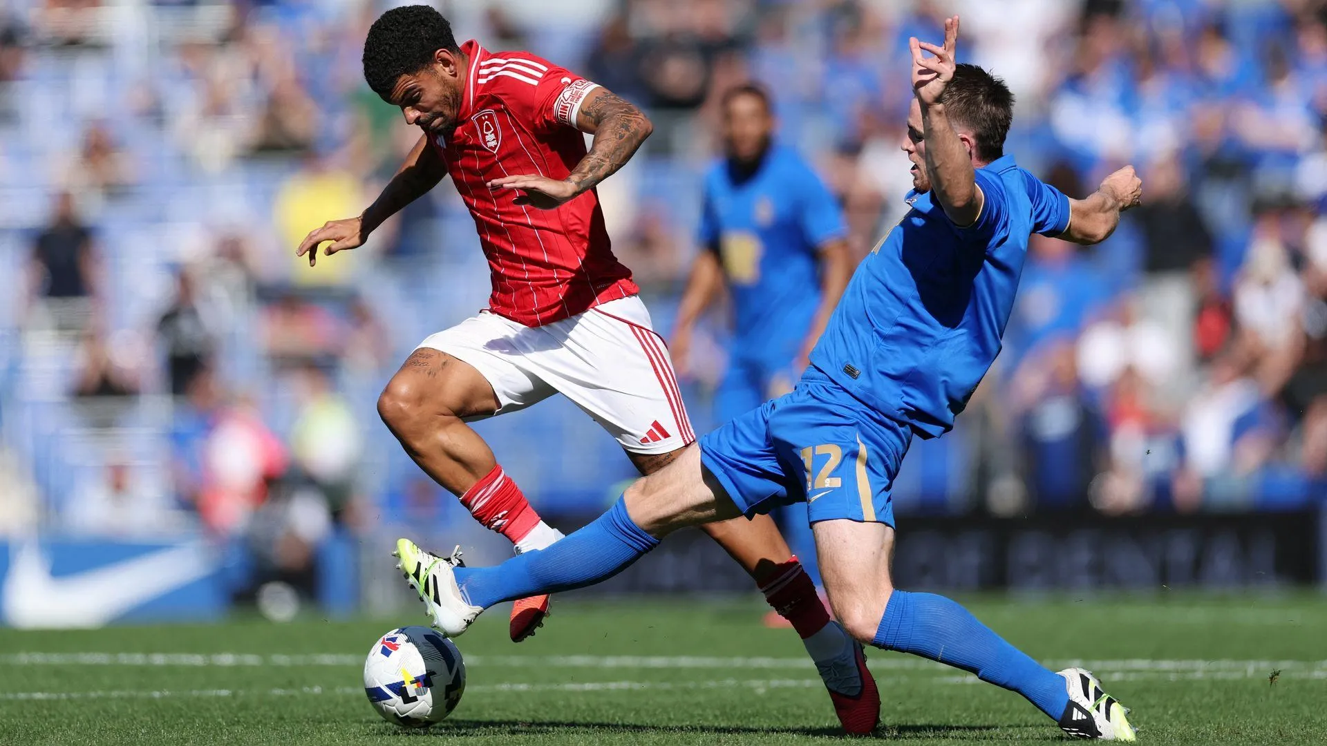 Marc Leonard trong màu áo Birmingham City, tiền vệ trẻ đối mặt khó khăn cạnh tranh suất đá chính ở hàng tiền vệ