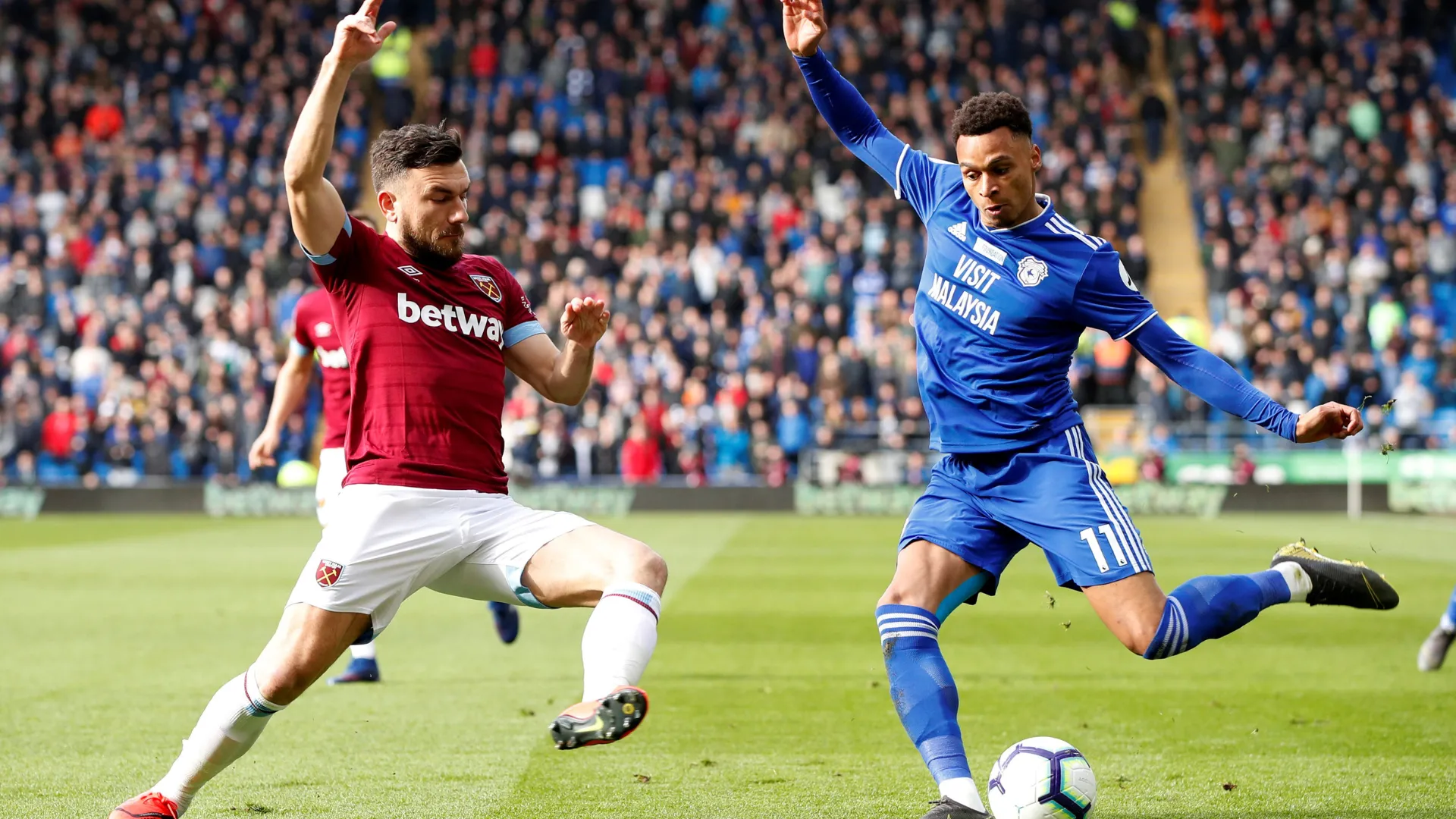 Murphy trong màu áo Cardiff, hình ảnh được CĐV nhớ tới như cầu thủ có thể khiến sân vận động "nhảy" lên mỗi khi anh cầm bóng