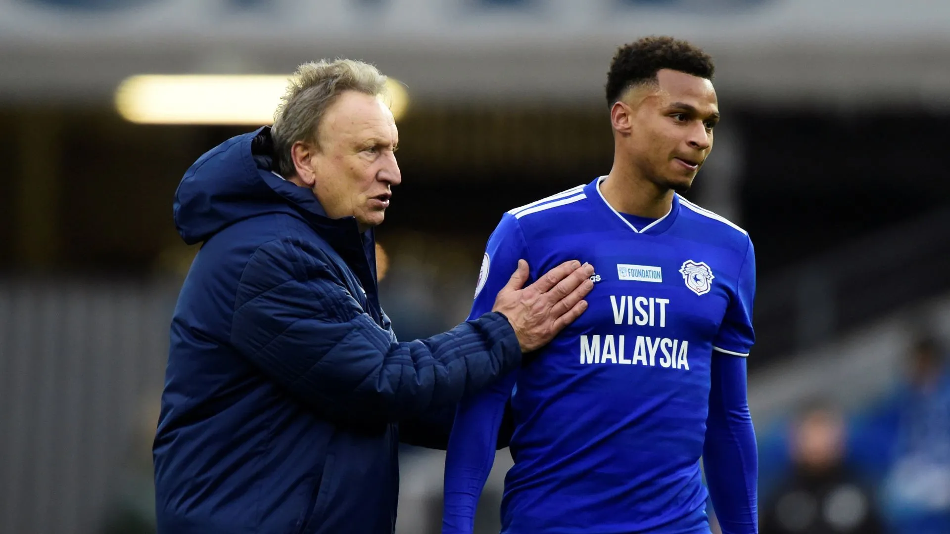 Neil Warnock và Josh Murphy trong màu áo Cardiff, thời điểm hợp đồng gây chú ý của chủ tịch Vincent Tan
