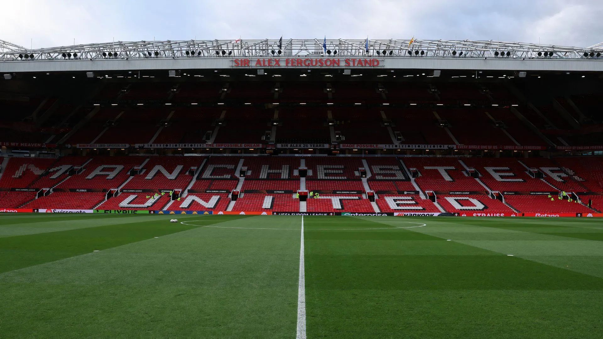 Old Trafford — sân nhà Manchester United, CLB được cho là theo dõi George Shepherd