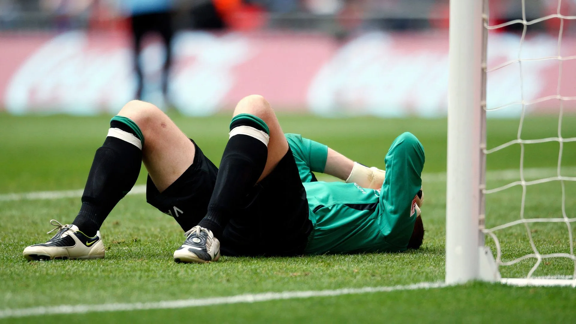 Paddy Kenny sau khi bị đánh ngã, cần oxy hậu trận đấu từ thiện