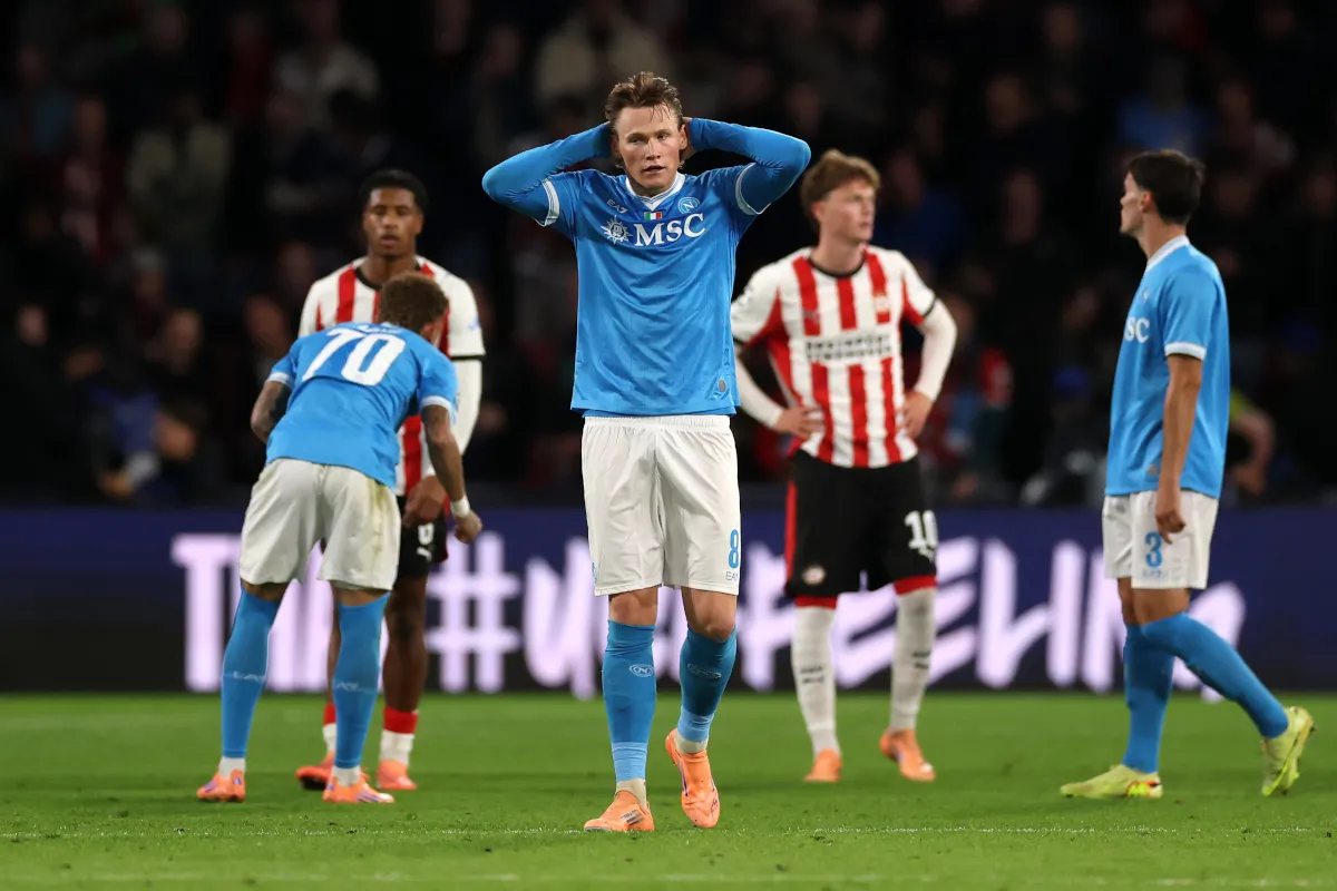 Scott McTominay phản ứng trên sân trong trận PSV vs Napoli, hình ảnh thể hiện áp lực và quyết tâm của hàng tiền vệ Napoli