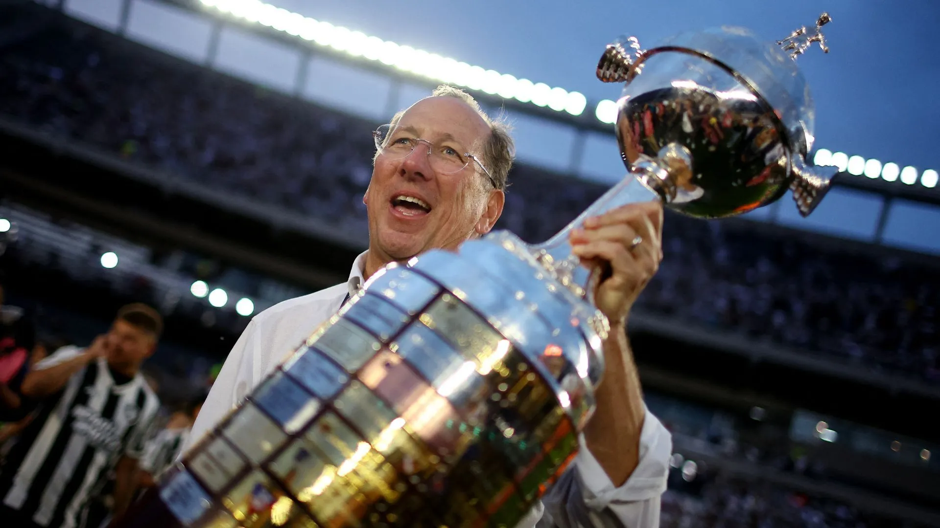 Textor đứng trước tòa nhà điều hành, bóng dáng chủ sở hữu bóng đá với nhiều rủi ro pháp lý