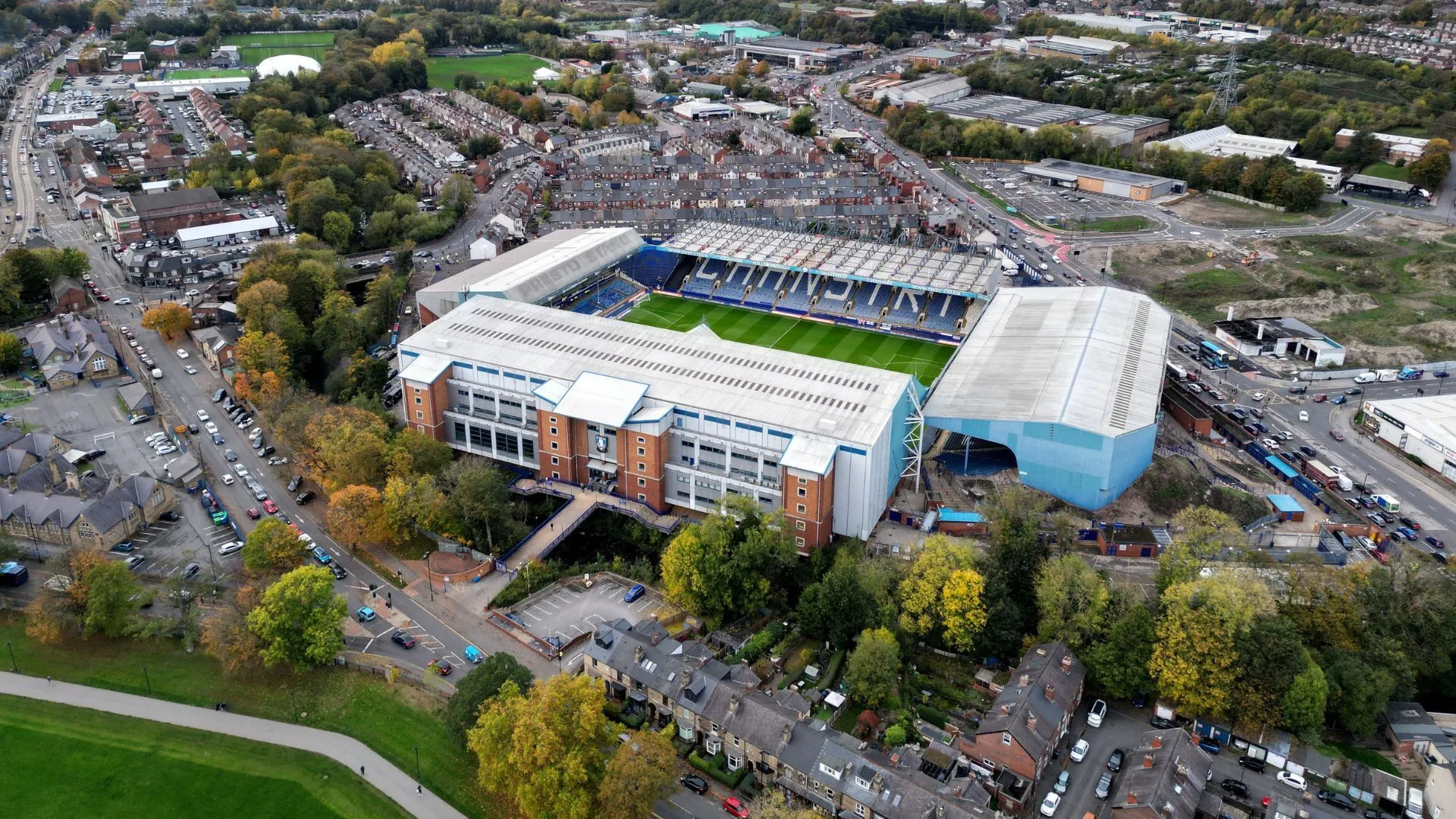 Toàn cảnh Hillsborough trong ngày CĐV Sheffield Wednesday trở lại xem trận, bán hàng megastore sầm uất