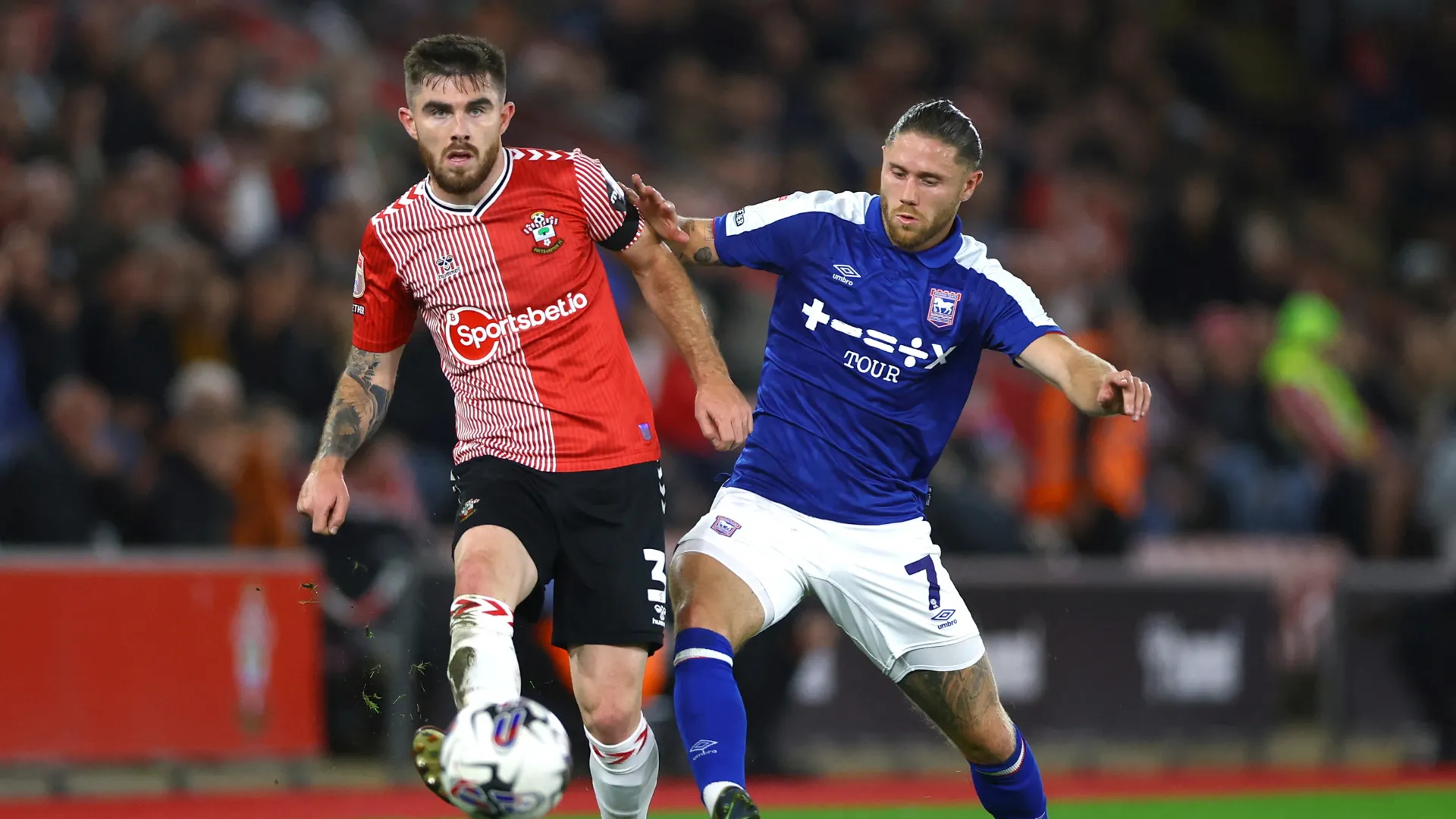 Wes Burns, một trong những ngôi sao trong chuỗi thăng hạng của Ipswich, hiện đang phục hồi chấn thương