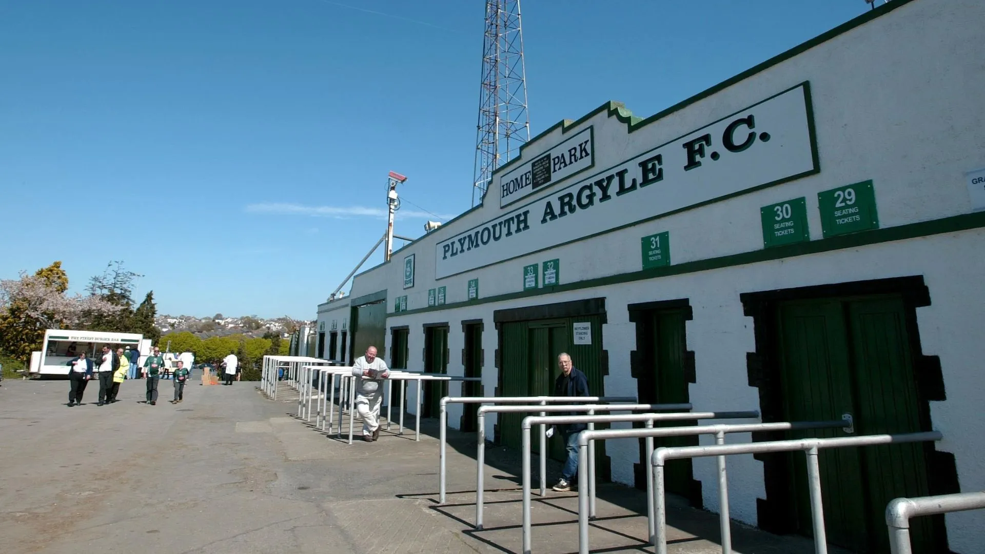 Ảnh bên ngoài sân Home Park - nơi có bầu không khí sôi động và huyền thoại Derek Adams