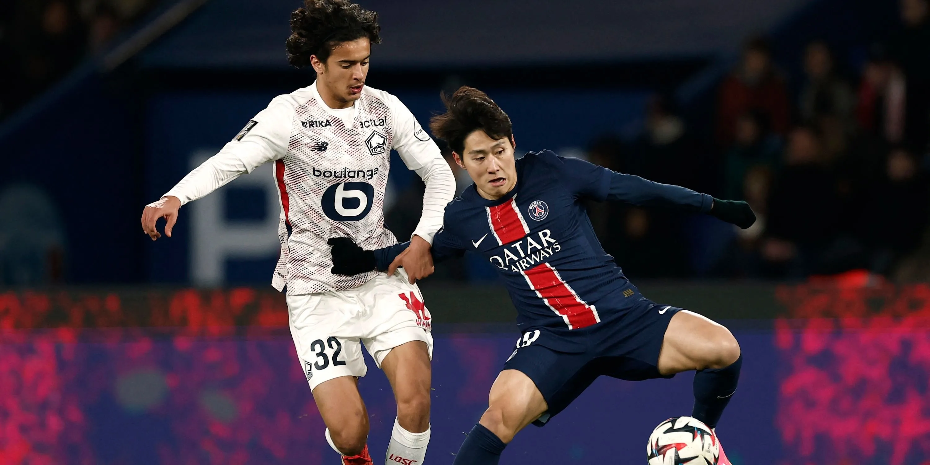 Ayyoub Bouaddi trong trang phục của Lille, tranh bóng với cầu thủ Paris Saint-Germain