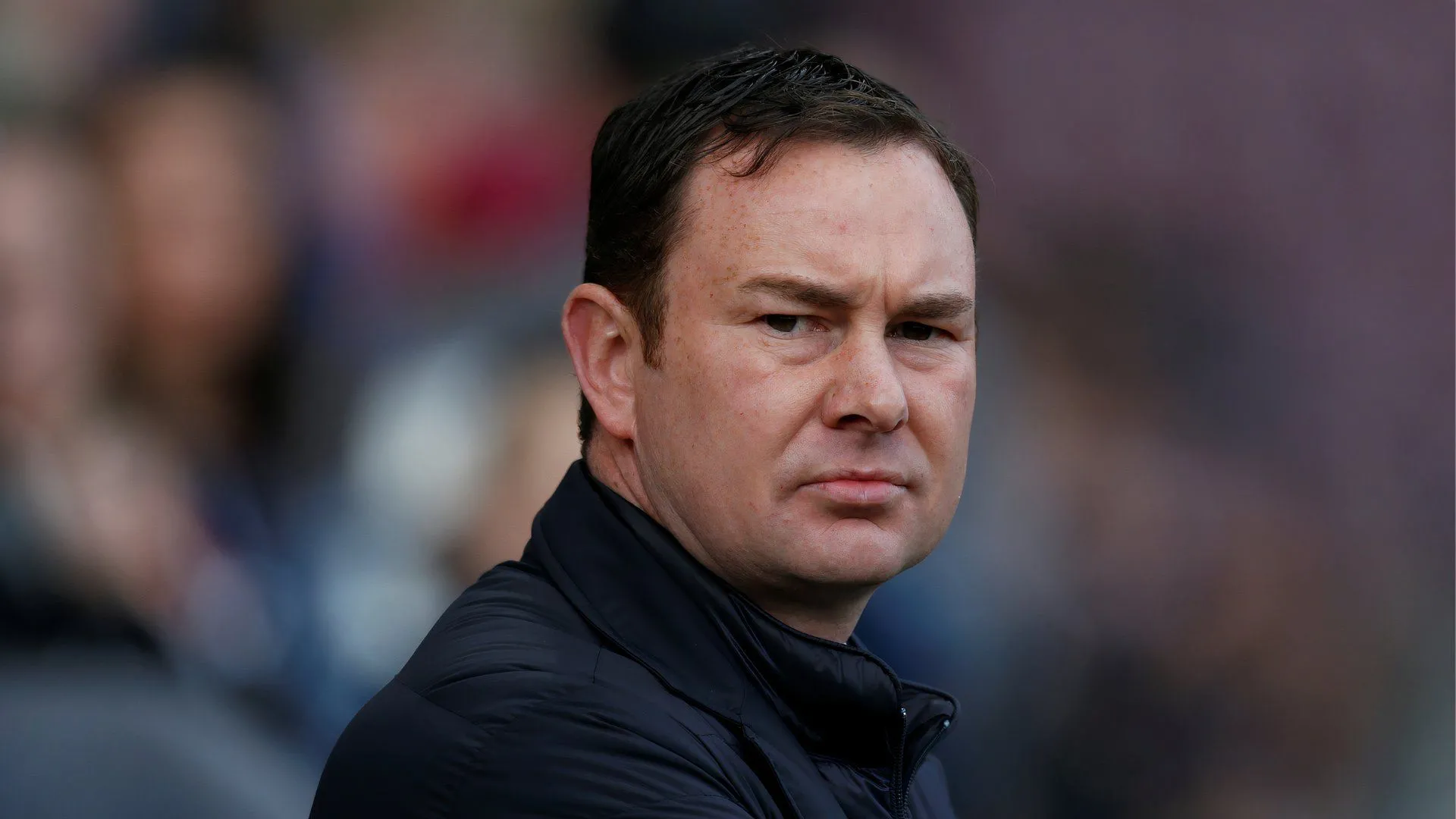 Huấn luyện viên Derek Adams đang chỉ đạo chiến lược trong trận đấu giữa Bradford City và Plymouth Argyle
