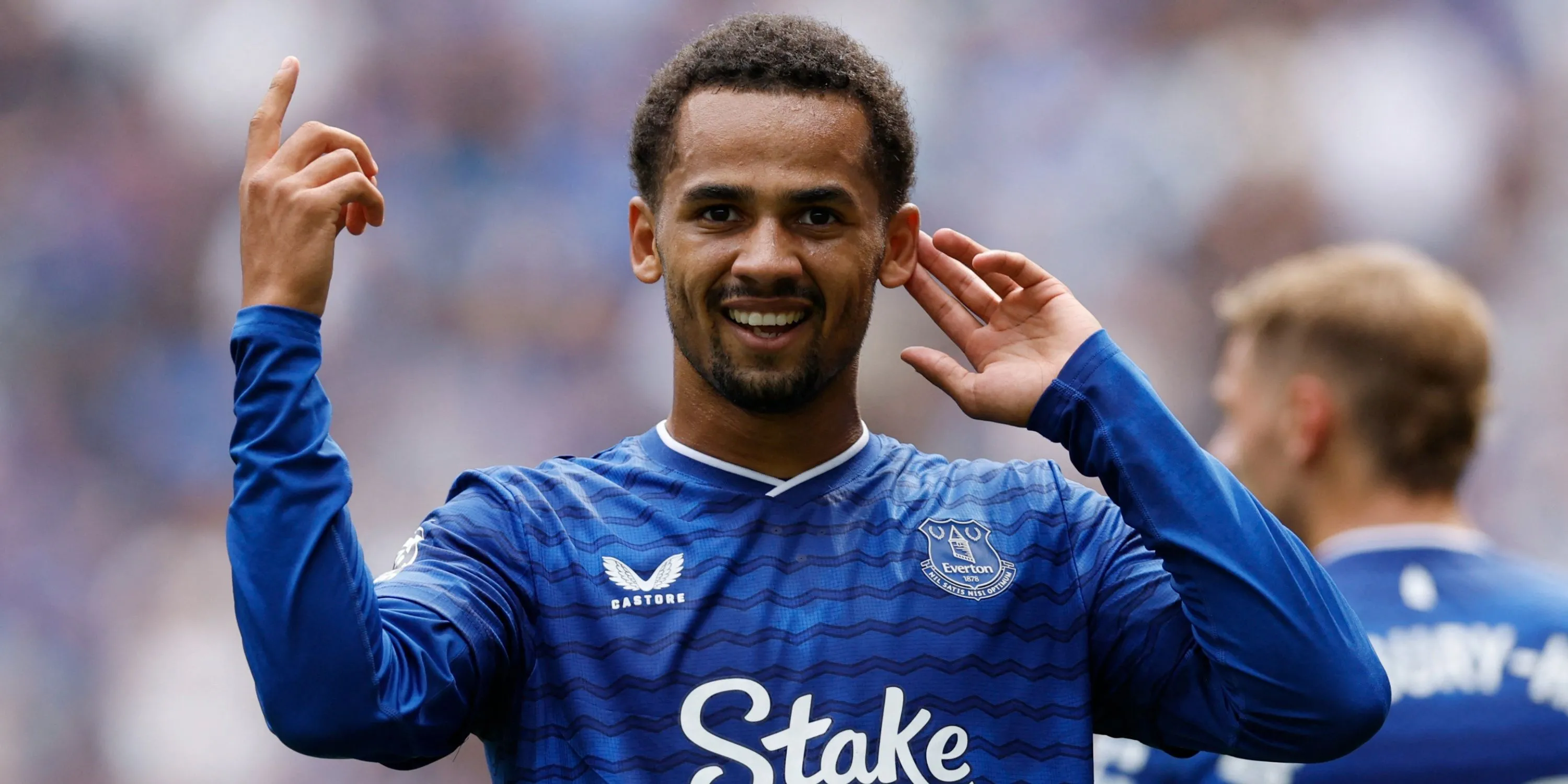 Iliman Ndiaye Everton xâm phạm hàng phòng ngự Manchester City