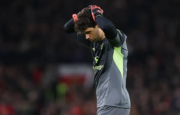 Senne Lammens – 6.4/10 điểm: Lẽ ra phải làm tốt hơn ở cú sút của Dewsbury-Hall. Việc đứng lệch vị trí khiến anh khó cản phá.