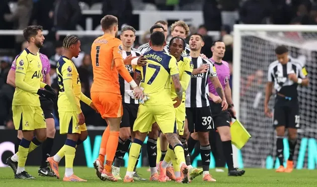 Cầu thủ Newcastle nổi giận với tình huống ăn mừng khiêu khích của Romero